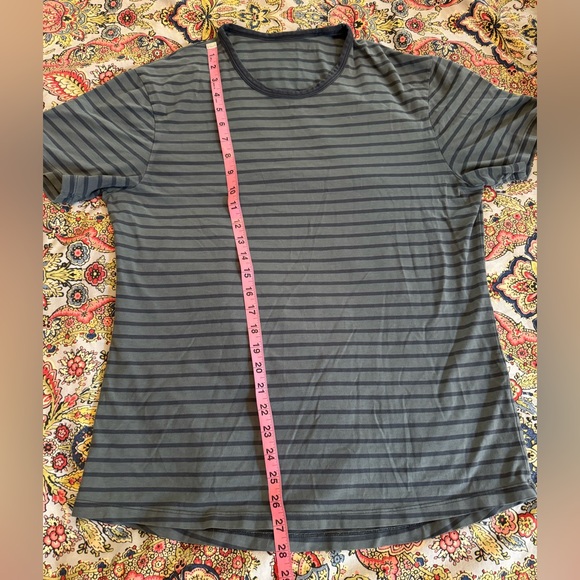 Men’s medium lululemon athletic t shirt. Green with navy blue stripes - Picture 3 of 5
